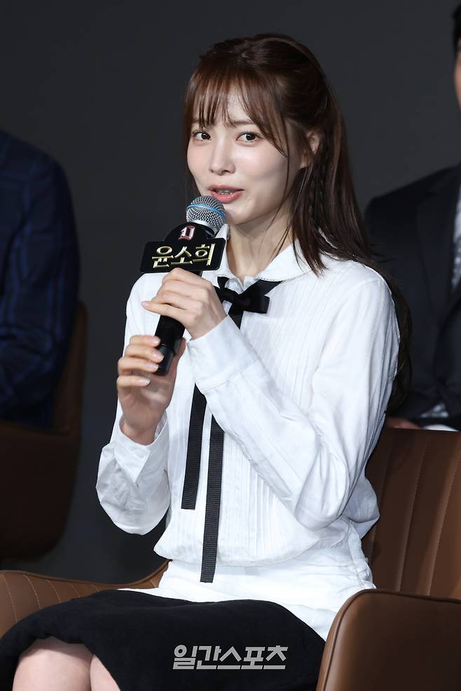 배우 윤소희가 29일 오전 서울 마포구 호텔 나루 서울 엠갤러리에서 열린 넷플릭스 예능 '데블스 플랜: 데스룸' 제작발표회에 참석해 인사말을 하고 있다. '데블스 플랜: 데스룸'은 다양한 직업군의 플레이어가 7일간 합숙하며 최고의 브레인을 가리는 두뇌 서바이벌 게임 예능. 오는 5월 6일 공개. 서병수 기자 qudtn@edaily.co.kr /2025.04.29/