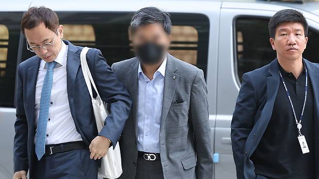 영장실질심사 출석하는 기업은행 부당대출 의혹 현직 직원