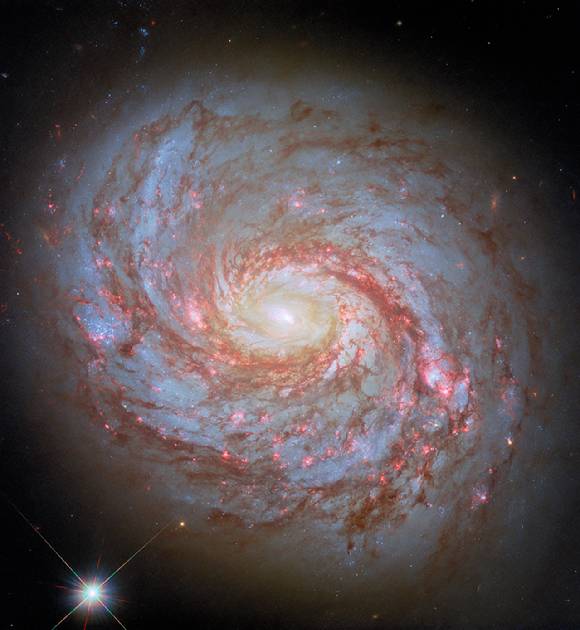 나선 은하 M77. 고래자리에 있으며 지구에서 4500만 광년 떨어져 있다. [사진= NASA/ESA]