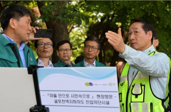 유정복 인천광역시장이 11일 부평구 굴포천역지하차도 인근에서 지하차도 진입차단시설 점검을 하고 있다. [사진=인천시]