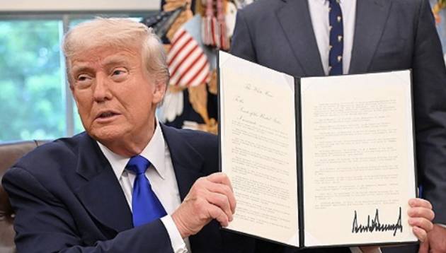 도널드 트럼프 미국 대통령이 지난 5일(현지시간) 백악관에서 보건의료 관련 행정명령에 서명했다.  [사진=AFP/연합뉴스]
