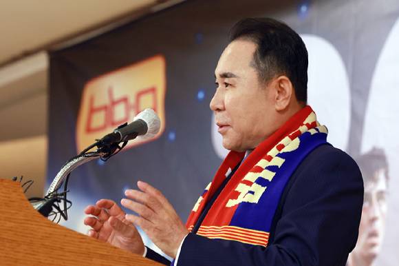 윤홍근 제너시스BBQ 그룹 회장이 10일 서울 중구 롯데호텔에서 BBQ 창사 30주년 기념 스페인 프로축구 FC바르셀로나 초청 경기 계획을 발표하고 있다. [사진=연합뉴스]