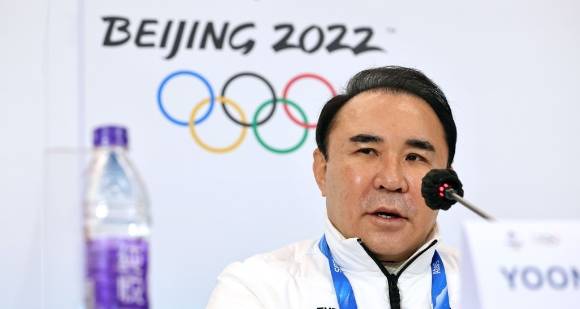 대한빙상경기연맹 회장 시절의 윤홍근 제너시스BBQ 그룹 회장. [사진=연합뉴스]