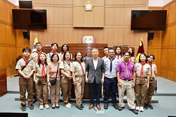 필리핀 스카우트연맹 대표단이 부안군의회를 방문해 박병래 의장과 기념사진을 찍고 있다. [사진=부안군의회 ]