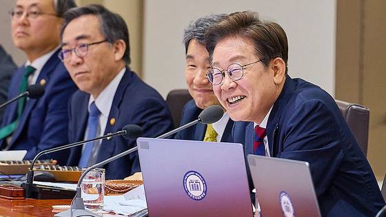 이재명 대통령이 지난 5일 서울 용산 대통령실에서 김밥을 먹으며 첫 국무회의를 하고 있다. 이날 공정위 인력 충원을 주문했다. [사진 대통령실]