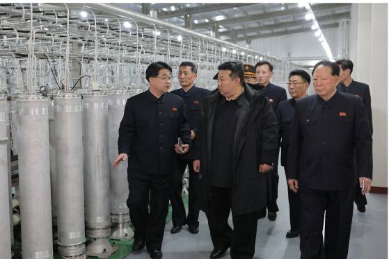 지난 1월 핵물질 생산기지 및 핵무기연구소를 방문한 김정은 북한 국무위원장. 핵무력 강화 노선을 재차 천명했다 . [뉴스1]