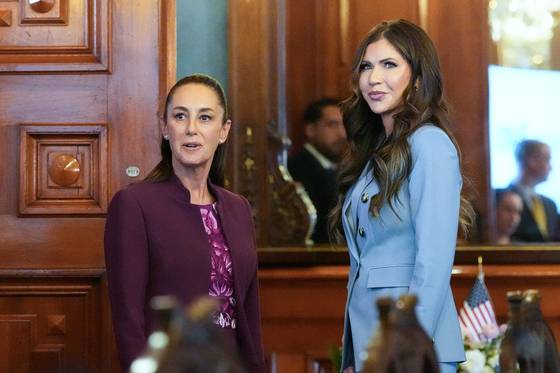 지난 3월 환담한 클라우디아 셰인바움 멕시코 대통령과 크리스티 놈 미국 국토안보부 장관. AFP=연합뉴스