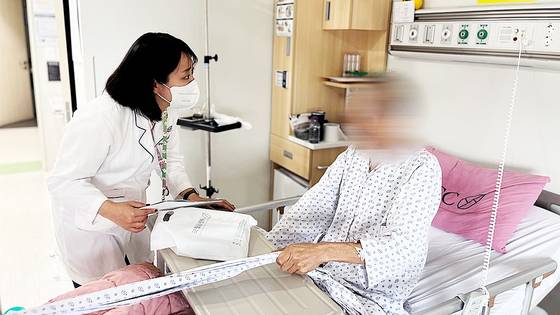 강소연(왼쪽) 국립암센터 금연상담사가 10일 췌장암 환자와 상담하고 있다. 환자는 47년 흡연하다 암센터의 금연지원을 받아 5개월째 금연을 이어간다. [사진 국립암센터]