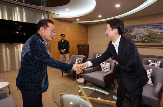 홍준표 전 대구시장이 지난달 10일 인천국제공항 제1여객터미널에서 미국 출국을 앞두고 배웅온 이준석 개혁신당 대선후보와 악수를 나누고 있다. 뉴시스