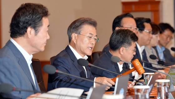 문재인 전 대통령은 정부가 출범한 뒤 약 두 달 가까이 지난 2017년 6월 27일에서야 첫 국무회의를 주재했다. 당시 집권 후 처음으로 주재한 국무회의에 참석, 회의 시작을 알리며 의사봉을 두드리고 있던 문 전 대통령의 모습. 청와대사진기자단