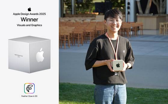 김용관 스케치소프트 대표가 애플 디자인 어워드를 수상한 뒤 상패를 들고 기념사진을 촬영하고 있다. 사진 스케치소프트