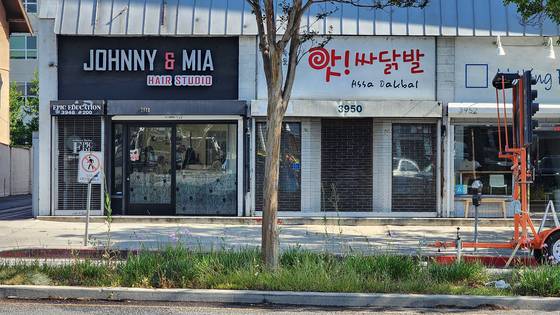 현지시간 10일(현지시간) 미국 캘리포니아 로스앤젤레스(LA) 한인타운에 위치한 한 한인 식당의 문이 닫혀 있다. 트럼프 행정부가 한인 상점에서 종사해온 라틴계 이민자들에 대한 대대적 체포 작전을 벌이면서 영업을 하지 못하는 상점이 늘고 있다. 로스앤젤레스=강태화 특파원