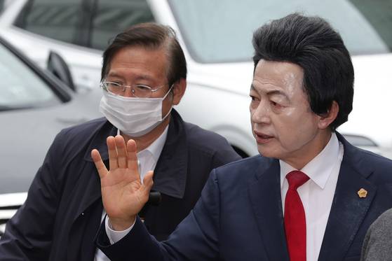 지난 5월 16일 의정부지방법원에서 사기와 정치자금법 위반, 준강제추행 등의 혐의를 받는 허경영 국가혁명당 명예대표(오른쪽)가 구속 전 피의자심문 위해 법정으로 이동하고 있다. 연합뉴스