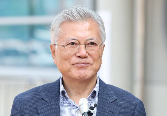 문재인 전 대통령이 21대 대선 사전투표 첫날인 지난달 29일 오전 경남 양산시 하북면 주민자치센터에 마련된 사전투표소에서 투표 후 취재진 질문을 경청하고 있다.   연합뉴스