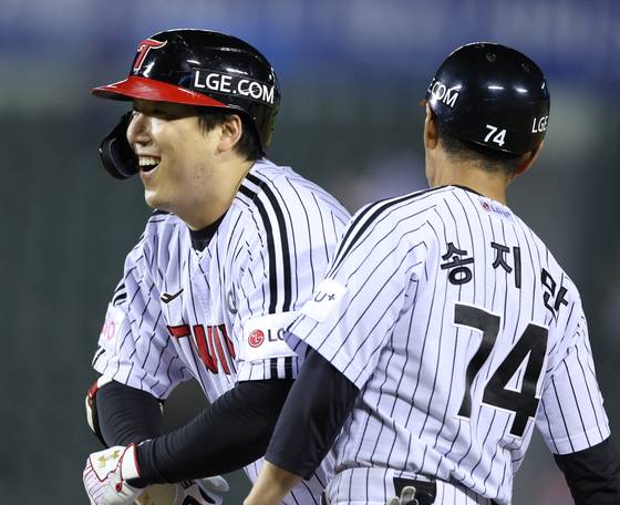 7회 역전 결승타를 때려낸 직후 활짝 웃는 김현수(왼쪽). 연합뉴스