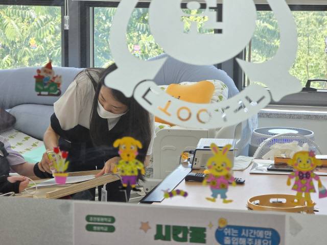 ▲ 강원도재활병원 내 위치한 춘천강원권 공공어린이재활의료센터에 조성된 춘천 동원학교 병원학급. 지난 9일오전 음악 수업이 한창이다.  정민엽 기자