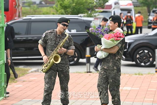 ▲ 세계적인 아이돌그룹 방탄소년단(BTS) 멤버 뷔와 RM의 전역일인 10일 춘천시 신북읍 체육공원에서 뷔와 RM이 만화 ‘명탐정 코난’의 주제곡을 연주하며 등장하고 있다. 방도겸 기자