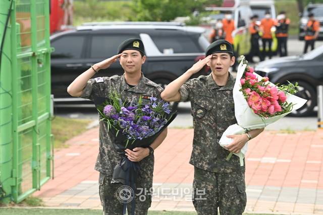 ▲ 세계적인 아이돌그룹 방탄소년단(BTS) 멤버 뷔와 RM의 전역일인 10일 춘천시 신북읍 체육공원에서 뷔와 RM이 취재진과 팬들에게 경례를 하고 있다. 방도겸 기자