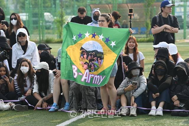 ▲ 세계적인 아이돌그룹 방탄소년단(BTS) 멤버 뷔와 RM의 전역일인 10일 춘천시 신북읍 체육공원에서 글로벌 팬들이 뷔와 RM을 기다리고 있다. 방도겸 기자