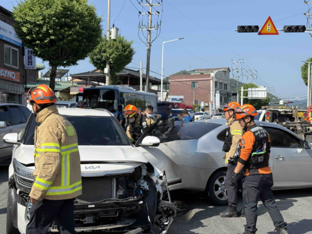 ▲ 11일 오전 8시 49분쯤 홍천군 홍천읍의 도로에서 승용차 두 대가 부딪혀 2명이 가벼운 부상을 입고 병원으로 옮겨졌다. 강원소방본부 제공