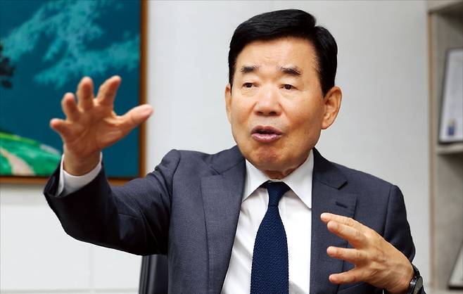 김진표 전 국회의장이 10일 서울 서초동 글로벌혁신연구원에서 이재명 정부가 나아가야 할 방향에 대해 한국경제신문과 인터뷰하고 있다. 김 전 의장은 “첨단 기술 패권 경쟁에서 살아남기 위해 정부가 투자금의 절반을 부담하고, 인구전략기획부를 설립해 인구 위기에 대응해야 한다”고 말했다.  최혁 기자