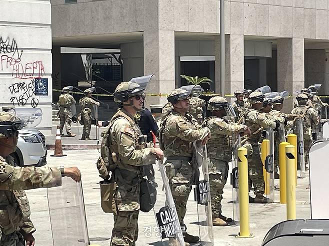 도널드 트럼프 미국 대통령의 이민 단속에 항의하는 시위가 5일째 진행 중인 10일(현지시간) 캘리포니아주 로스앤젤레스 도심의 연방기관 청사 앞에 주방위군이 배치돼 있다. 로스앤젤레스 | 김유진 특파원