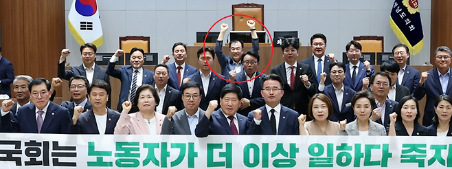 방한일 충남도의원(국민의힘·예산1)이 지난 10일 ‘일하다 죽지 않는 사회를 위한 위험의 외주화 방지 및 산업재해 예방 촉구 건의안’ 채택 기념촬영 자리에서 손을 들고 웃고 있다. 충남도의회 제공