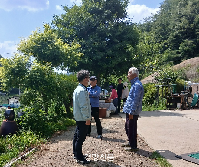 이재명 대통령 고향 마을인 경북 안동시 예안면 도촌리 지통마에서 황영기씨(73·오른쪽)가 지난 8일 이 대통령 생가터를 찾은 방문객들을 응대하고 있다. 주민 유석범씨 제공