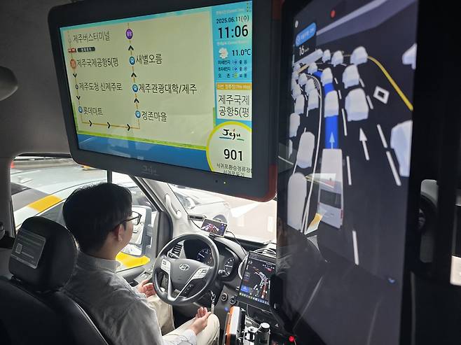 11일 제주시 신제주로터리에서 제주공항으로 가는 구간에서 자율주행 버스 탐라자율차가 자율주행 모드로 달리고 있다. 연합뉴스