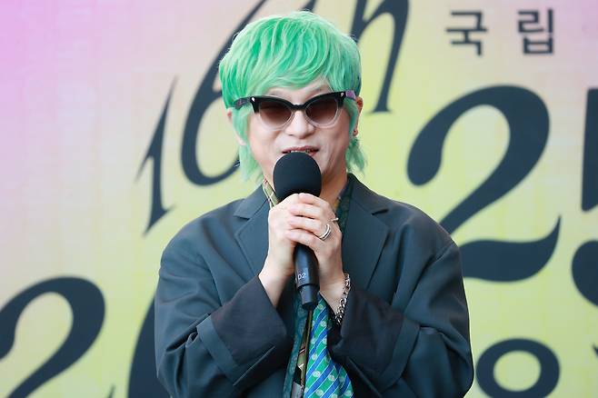 이희문 예술감독이 11일 서울 중구 국립극장 해오름극장에서 열린 ‘여우락 페스티벌’ 쇼케이스 및 기자간담회에서 ‘요상한 민요 나라로의 초대’라는 공연 컨셉을 설명하고 있다.   연합뉴스