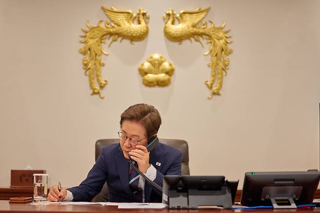 이재명 대통령이 11일 용산 대통령실 집무실에서 페트로 피알라 체코 총리와 통화하고 있다. 대통령실 제공