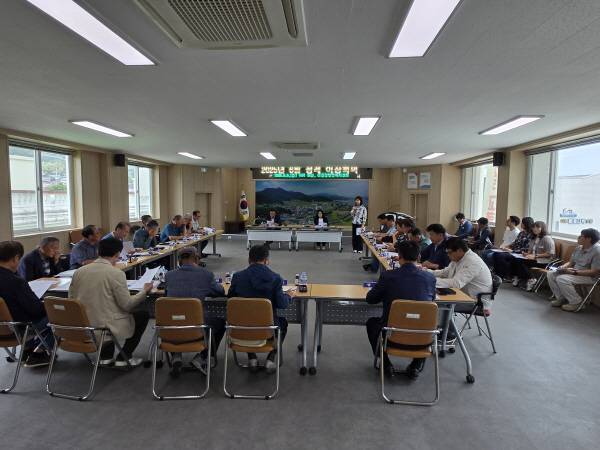 남해군은 지난 9일 이동면 행정복지센터에서 이장단 등을 초청해 앵강만 수국테마관광지 조성 사업 추진에 대해 설명하고 의견을 수렴했다. 남해군 제공