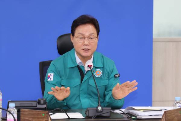‘2025년 여름철 풍수해·폭염 대책 점검회의’를 주재하는 박완수 경남지사. 경남도 제공