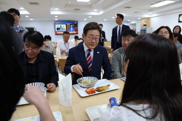 이재명 대통령이 11일 서울 용산 대통령실 기자식당에서 출입기자들과 점심식사를 하고 있다.  연합뉴스