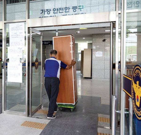 정식 업무 시작을 앞두고 짐을 정리하는 모습. 전민철 기자