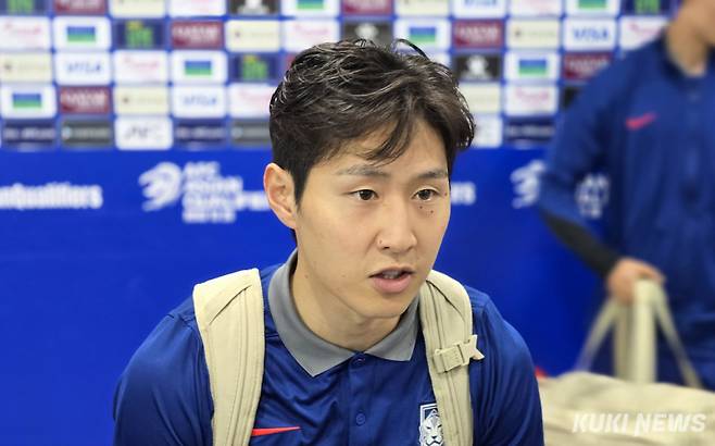 이강인이 10일 오후 8시 서울월드컵경기장에서 열린 쿠웨이트와 ‘국제축구연맹(FIFA) 북중미 월드컵 아시아 3차 예선’ 조별리그 B조 최종전을 마친 뒤 믹스트존에서 취재진과 만나 인터뷰하고 있다. 김영건 기자