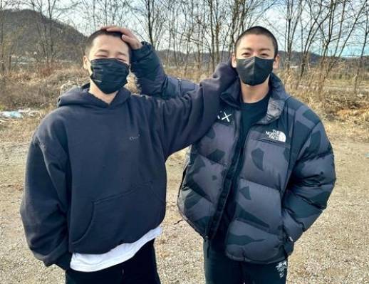 2023년 12월 동반입대한 방탄소년단(BTS) 지민(좌)과 정국(우). 방탄소년단 공식 엑스