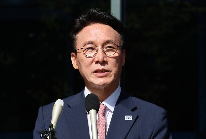 김민석 국무총리 후보자가 5일 서울 종로구 통의동 금융감독연수원에 마련된 인사청문회 준비 사무실로 첫 출근을 하며 취재진 질문에 답하고 있다. 연합뉴스