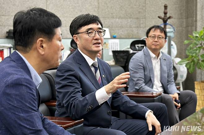 11일 정부대전청사 기자실을 방문한 신임 임기근 기획재정부 2차관(가운데). 사진=이재형 기자