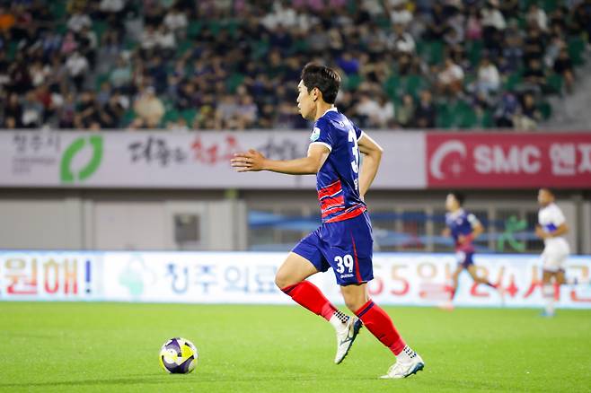 충북청주FC가 오는 14일 성남FC와 홈경기에서 제복 근무자를 초청한다. 충북청주FC 제공