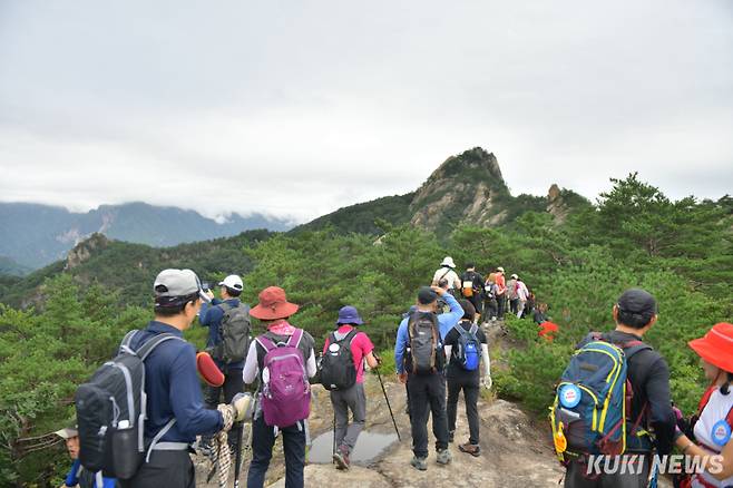 설악산 달마봉 오르는 등산객들.