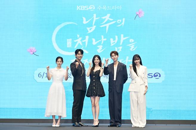 배우 권한솔, 옥택연, 서현, 서범준, 지혜원(왼쪽부터)이 11일 서울 신도림동 디큐브시티 더 세인트에서 열린 KBS2 새 수목드라마 ‘남주의 첫날밤을 가져버렸다’ 제작발표회에서 포즈를 취하고 있다. KBS 제공