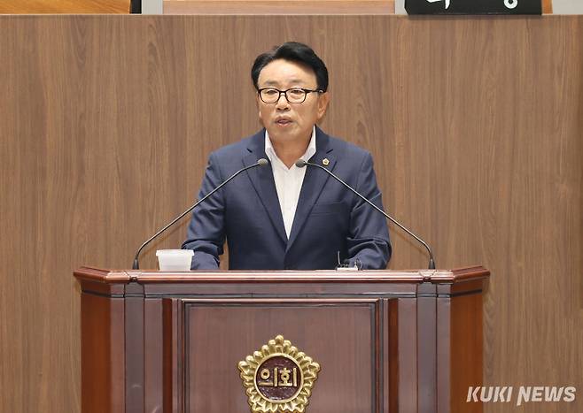 충남도의회 이철수 의원은 11일 열린 제359회 정례회 제2차 본회의 도정 및 교육행정 질문을 통해 ‘교복 무상 지원’과 ‘교복나눔 활성화 사업’에 대해 질의하고, 효율적인 예산 활용을 당부했다.&nbsp;