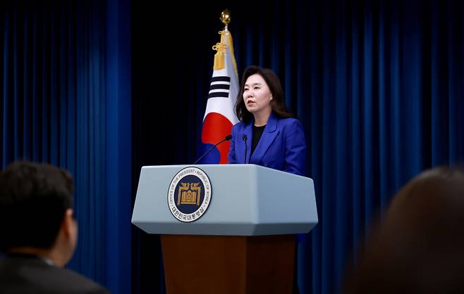 강유정 대통령실 대변인이 11일 서울 용산 대통령실 청사에서 현안 브리핑을 하고 있다.&nbsp; 연합뉴스