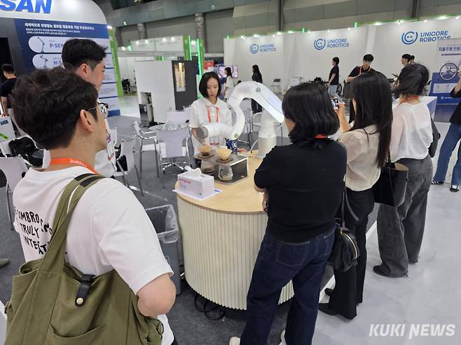 두산로보틱스의 E시리즈 로봇이 핸드드립 커피를 내리고 있다. 정우진 기자