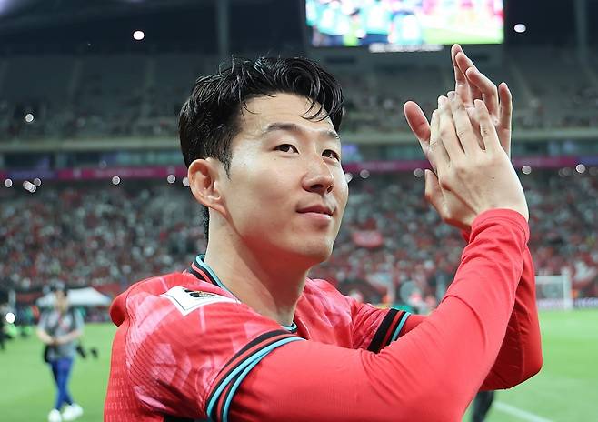 한국 축구 국가대표팀 주장 손흥민이 10일 서울월드컵경기장에서 열린 11회 연속 월드컵 본선 진출 축하 행사에서 관중들에게 인사를 하고 있다. 연합뉴스