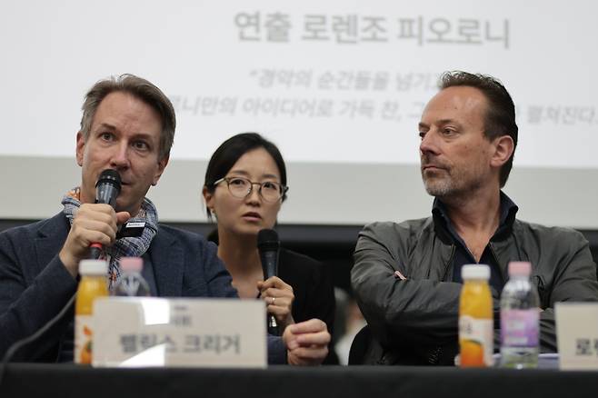 지휘자 펠릭스 크리거(왼쪽)와 연출가 로렌조 피오로니가 지난 2일 서울 서초구 예술의전당 N스튜디오에서 열린  ‘세 개의 오렌지에 대한 사랑’ 기자간담회에서 인사말을 하고 있다.   연합뉴스