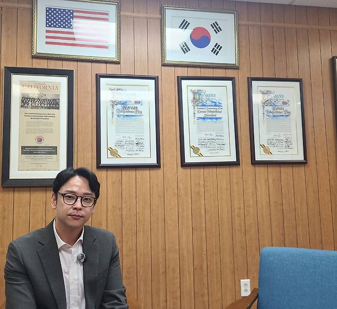 스티브 강 로스앤젤레스 한인회 이사장이 10일(현지시간) 로스앤젤레스 한인회 사무실에서 인터뷰를 하고 있다.
