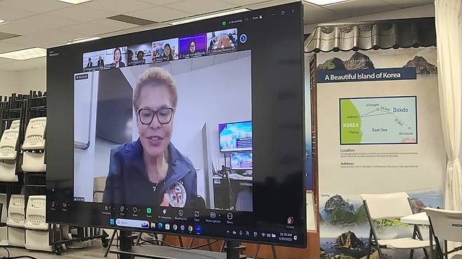 캐런 배스 LA 시장이 10일(현지시간) 한인 단체들이 주관한 화상 회의에 나와 이민세관단속국(ICE)의 단속 강화와 관련해 상황을 설명하고 있다.