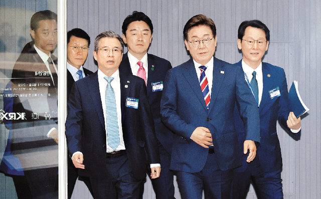 이재명 대통령이 11일 서울 영등포구 한국거래소에서 열린 주식시장 불공정거래 근절을 위한 현장 간담회에 참모들과 함께 입장하고 있다. 이 대통령은 한국 주식시장을 투자할 만한 시장으로 만들어야 한다고 강조했다. 김지훈 기자